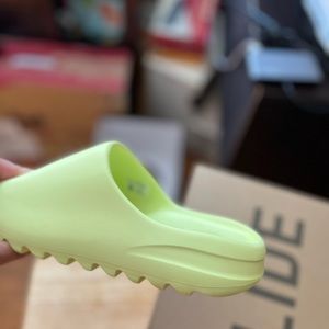 YEEZY SLIDES GLOW GREEN SIZE 7